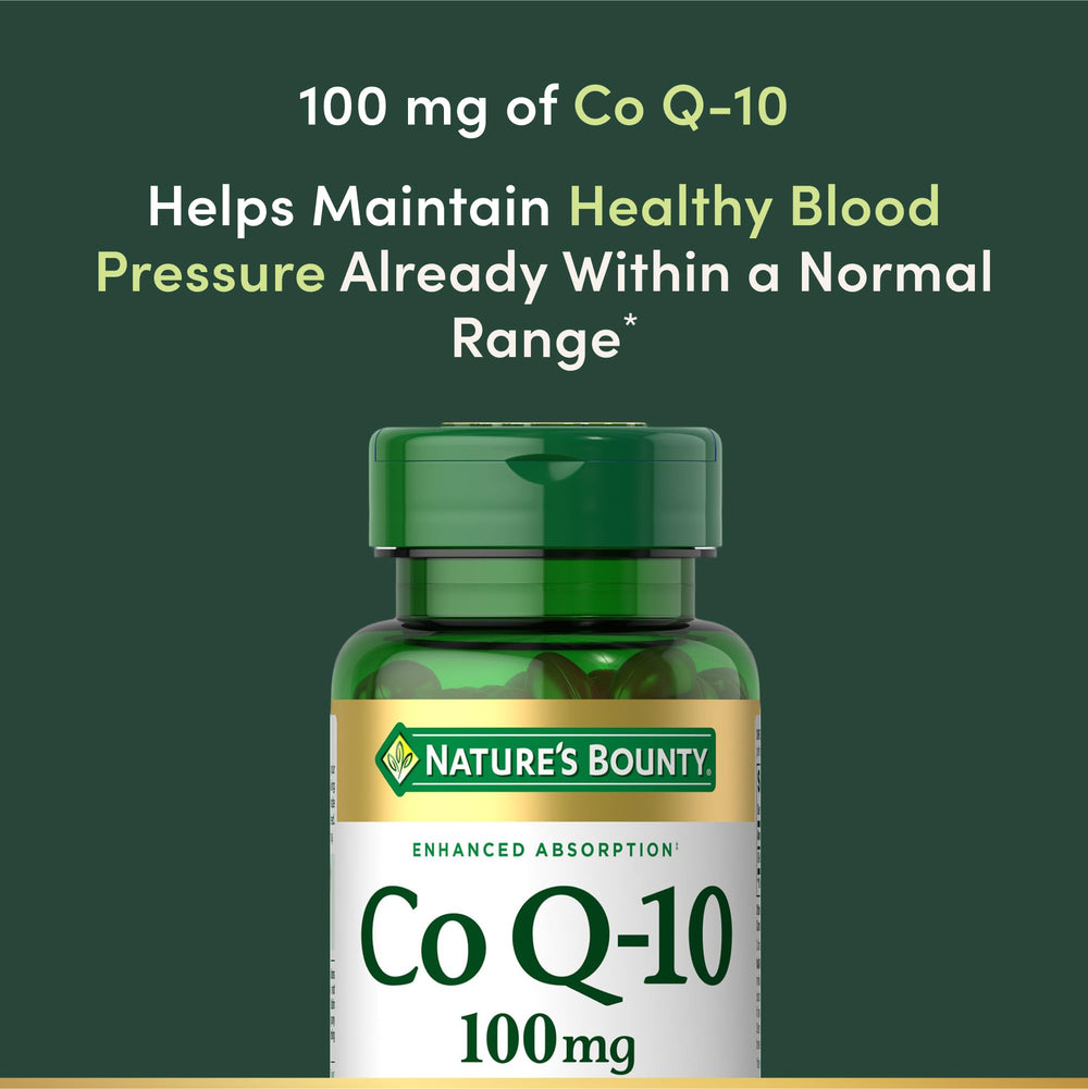 Nature's Bounty cápsula CoQ10 en mano para referencia de tamaño