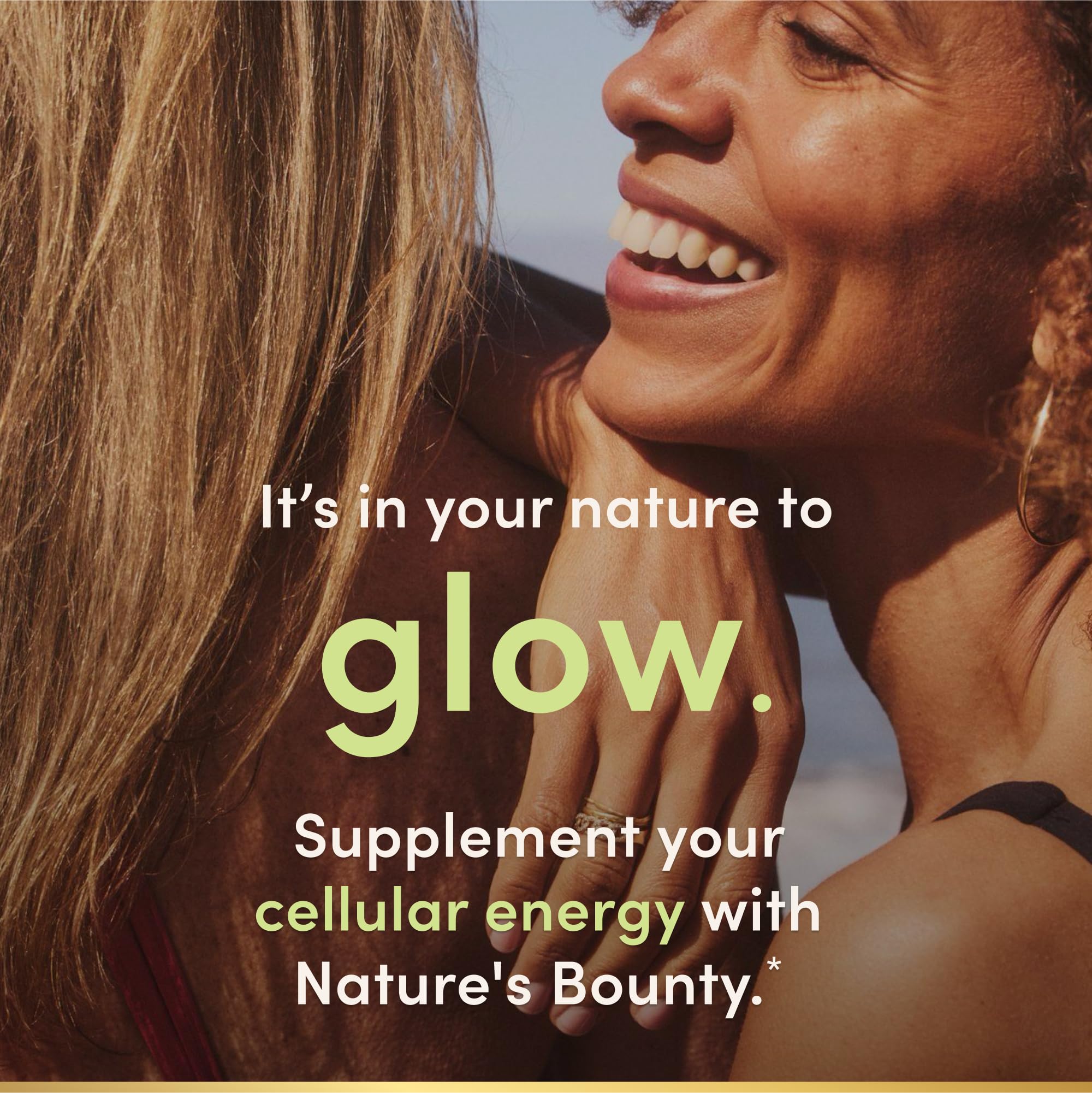 Nature's Bounty cápsula en mano para comparar escala y porción diaria práctica
