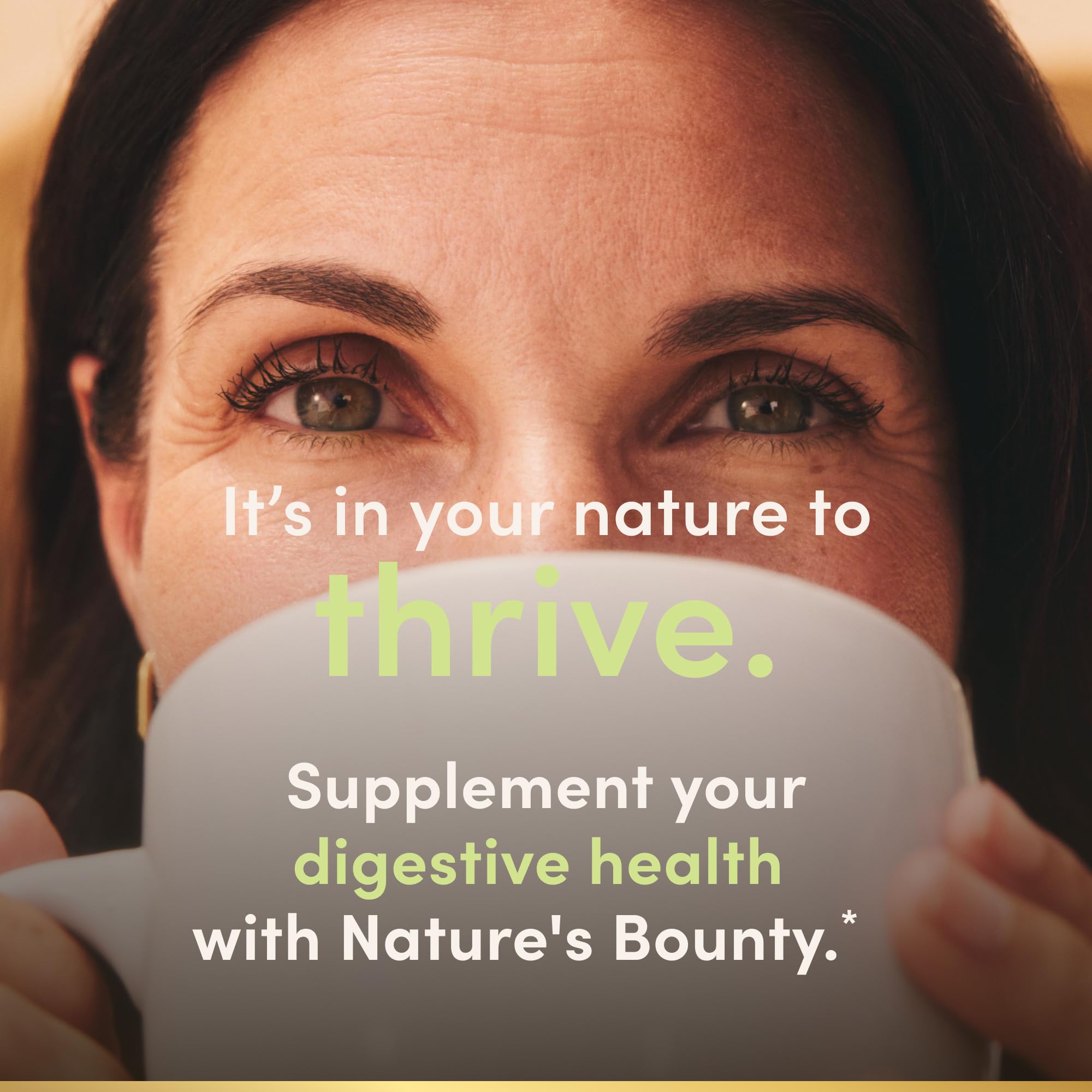 Nature's Bounty cápsula junto a un vaso y desayuno para uso matutino