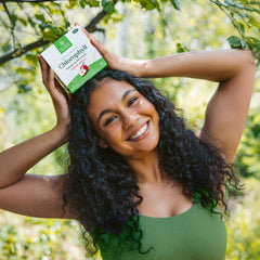 Nature's Sunshine comparación de tamaño del sobre en mano para facilidad de uso