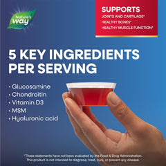 Nature's Way botella abierta vertiendo el suplemento en una cuchara para uso práctico