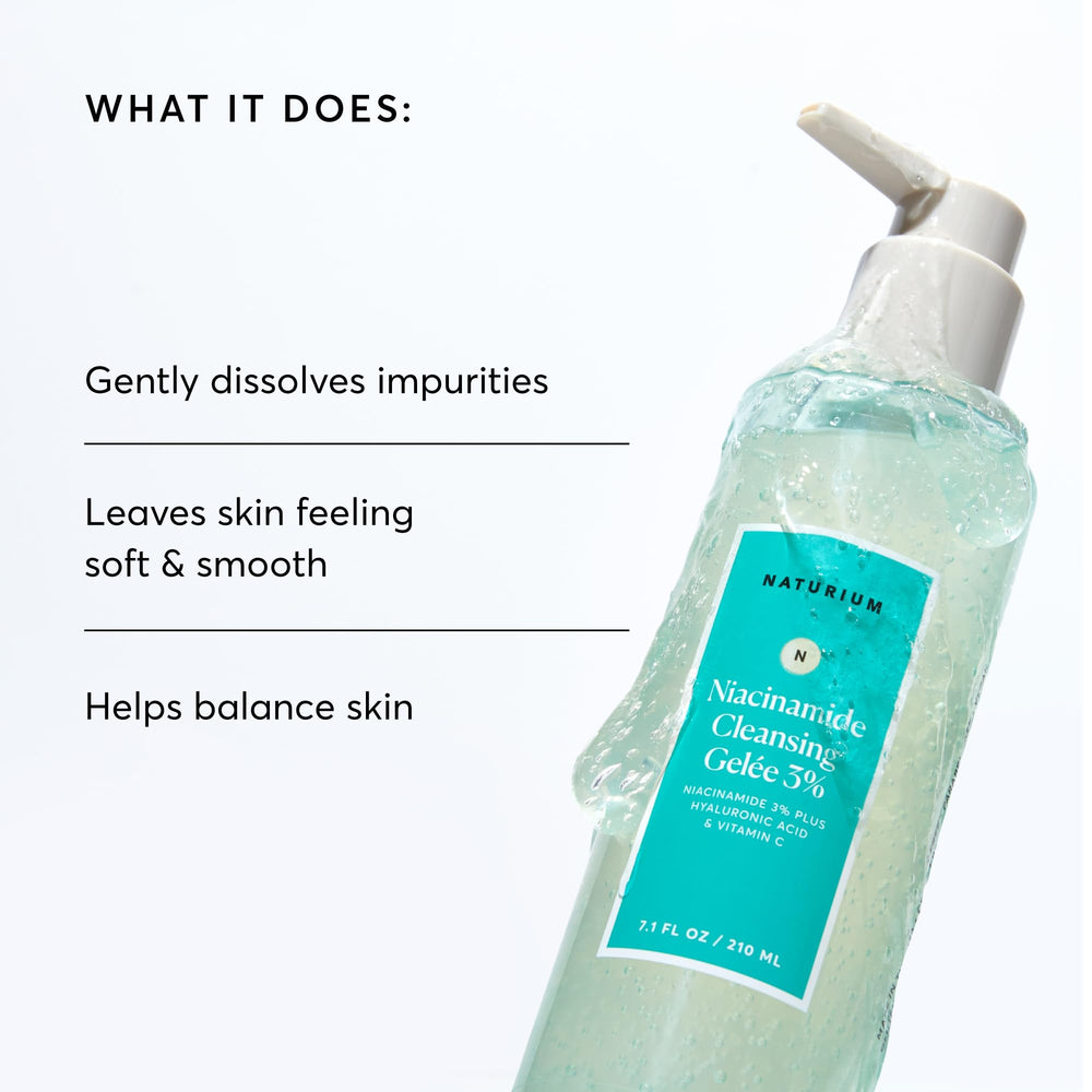 Naturium gel aplicado en manos demostrando uso fácil y suave