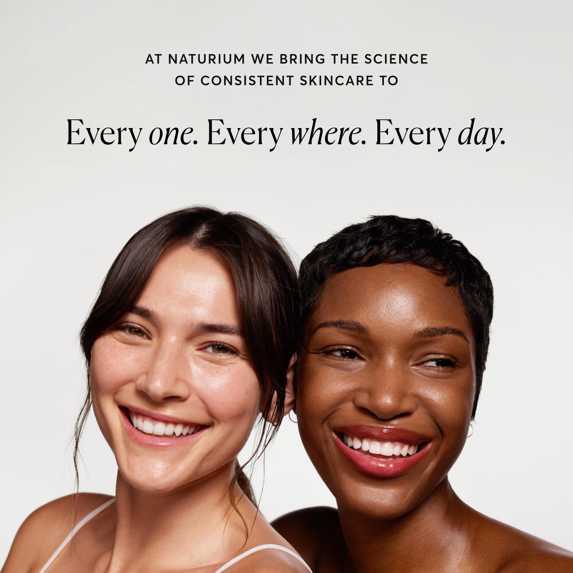 Naturium aplicación facial con paño sugiere uso versátil y suave