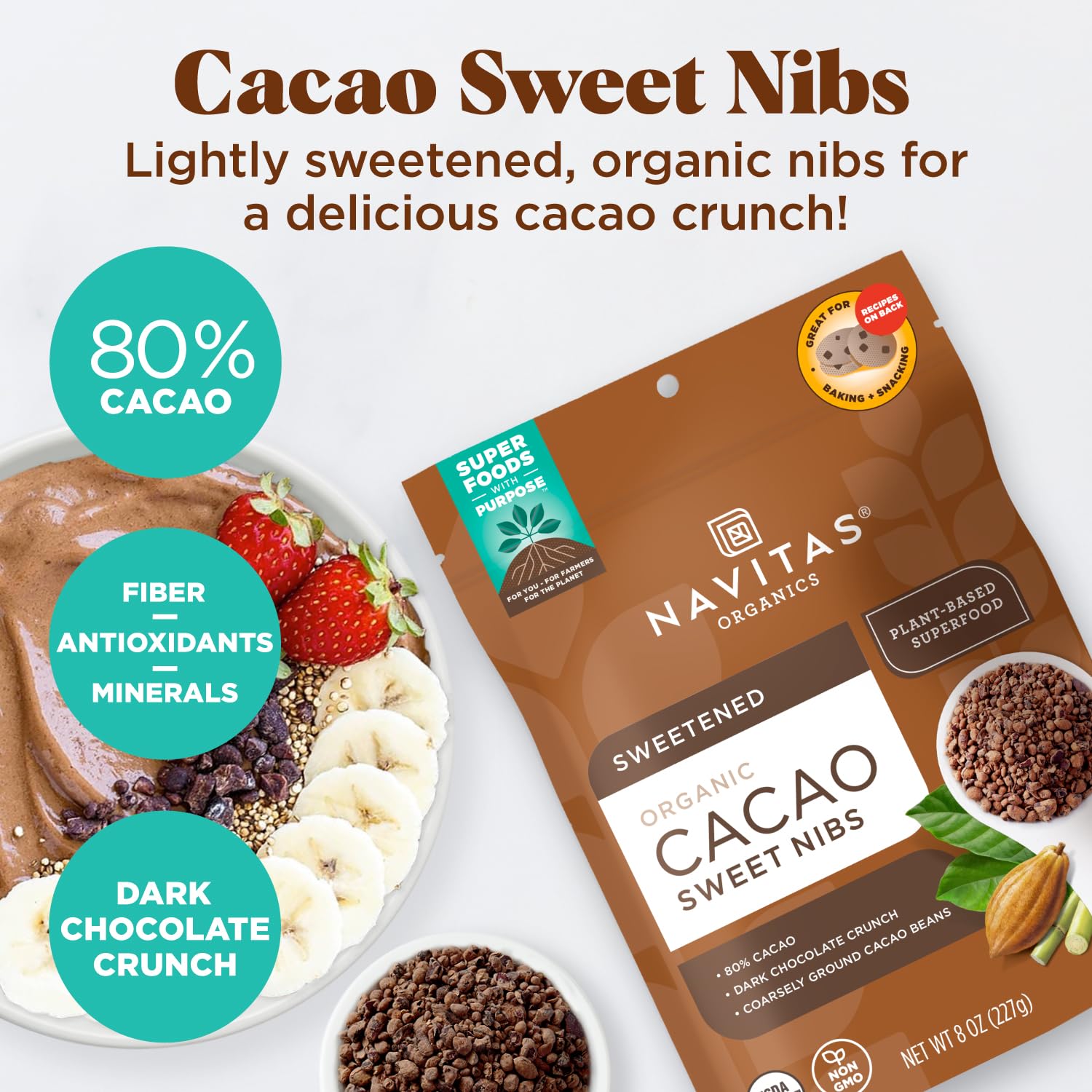 Navitas Organics nibs espolvoreados en yogur aportando crujiente nutritivo