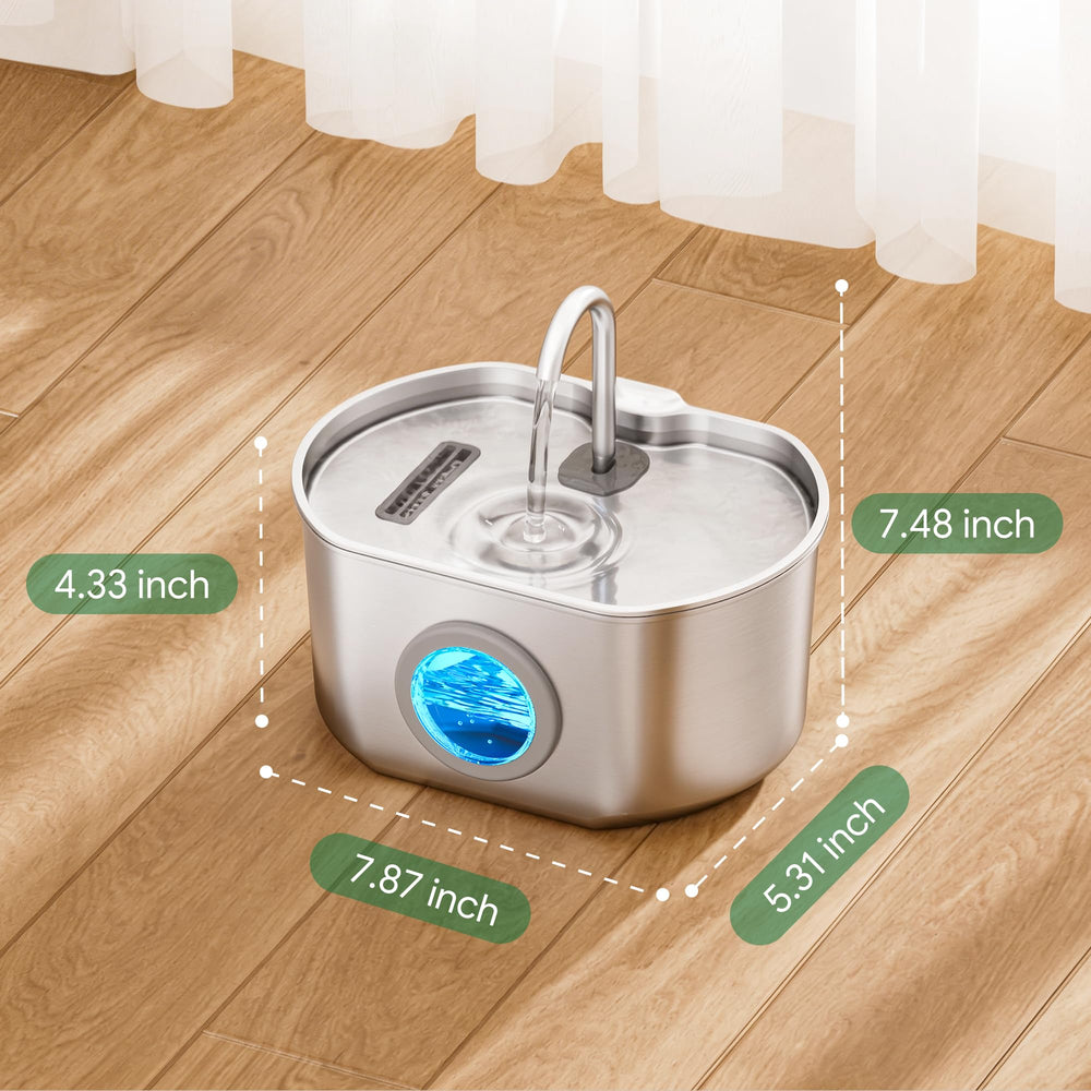 Neareal gato bebiendo agua fresca en cocina, ambiente doméstico