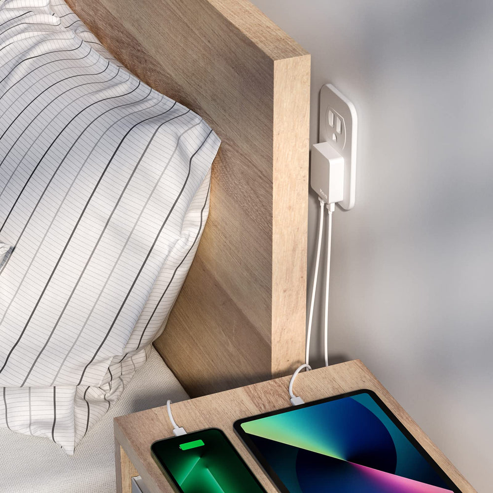 Nekmit en uso cargando un teléfono y auriculares a la vez
