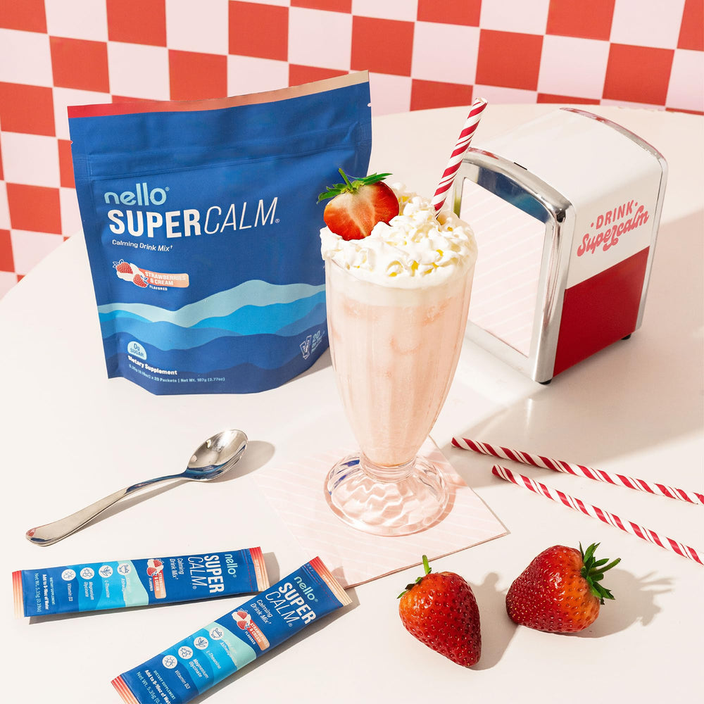 Nello vaso preparado color crema con fresas, efecto de bebida relajante