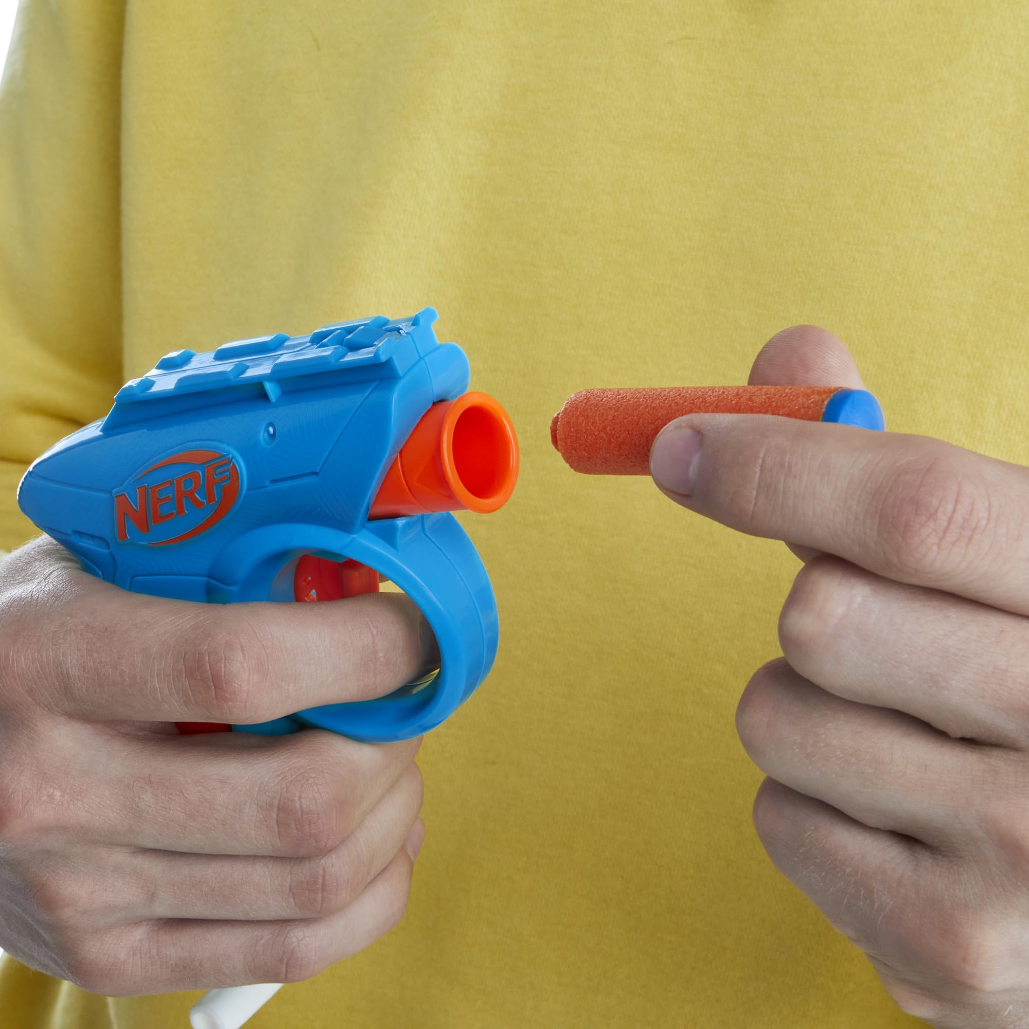 Hasbro Nerf blaster en uso demostrando velocidad y distancia