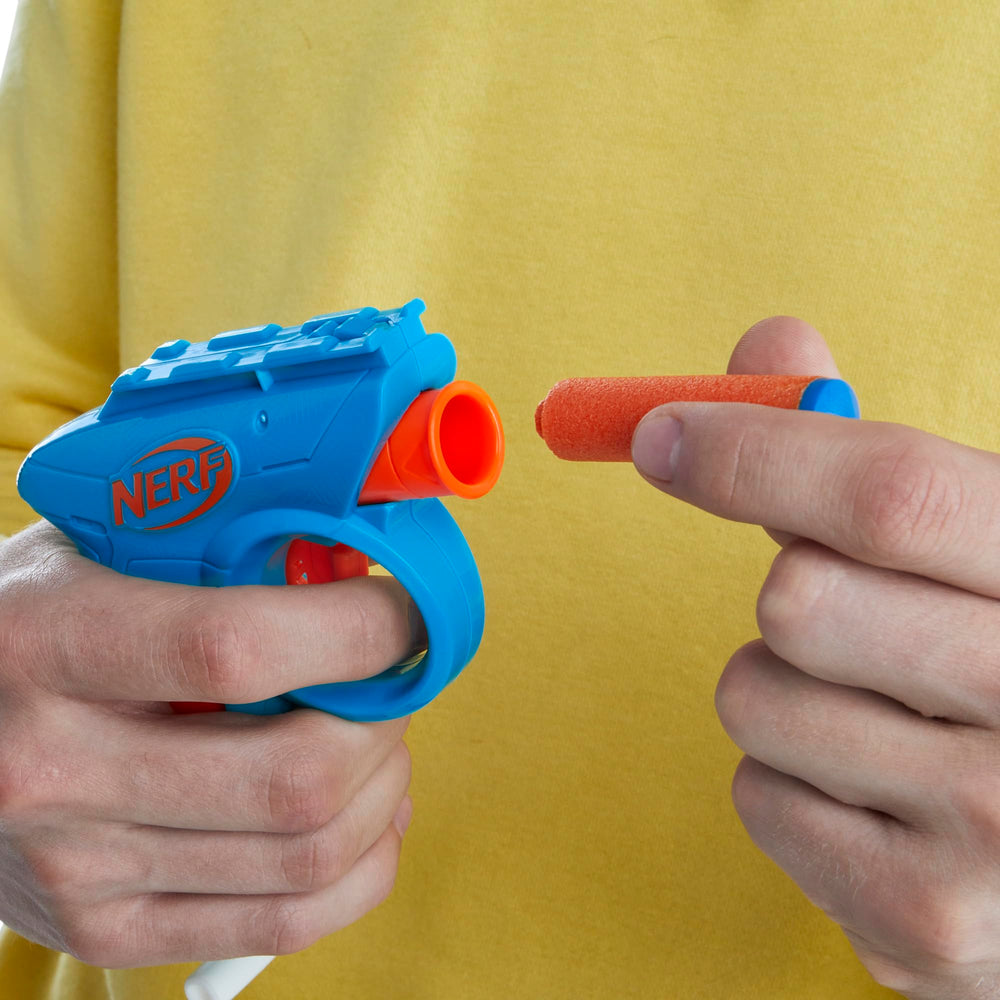 Hasbro Nerf blaster en uso demostrando velocidad y distancia