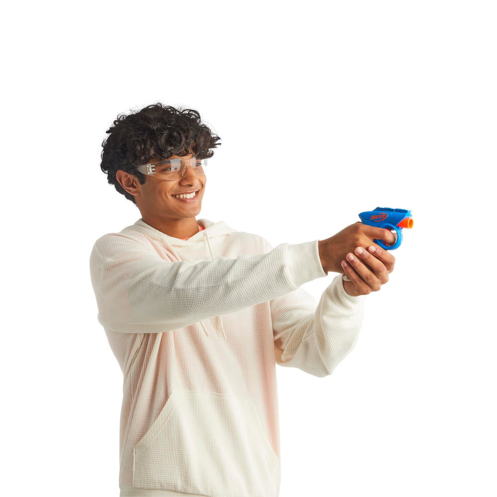 Hasbro Nerf comparación de tamaño del blaster con una mano para escala