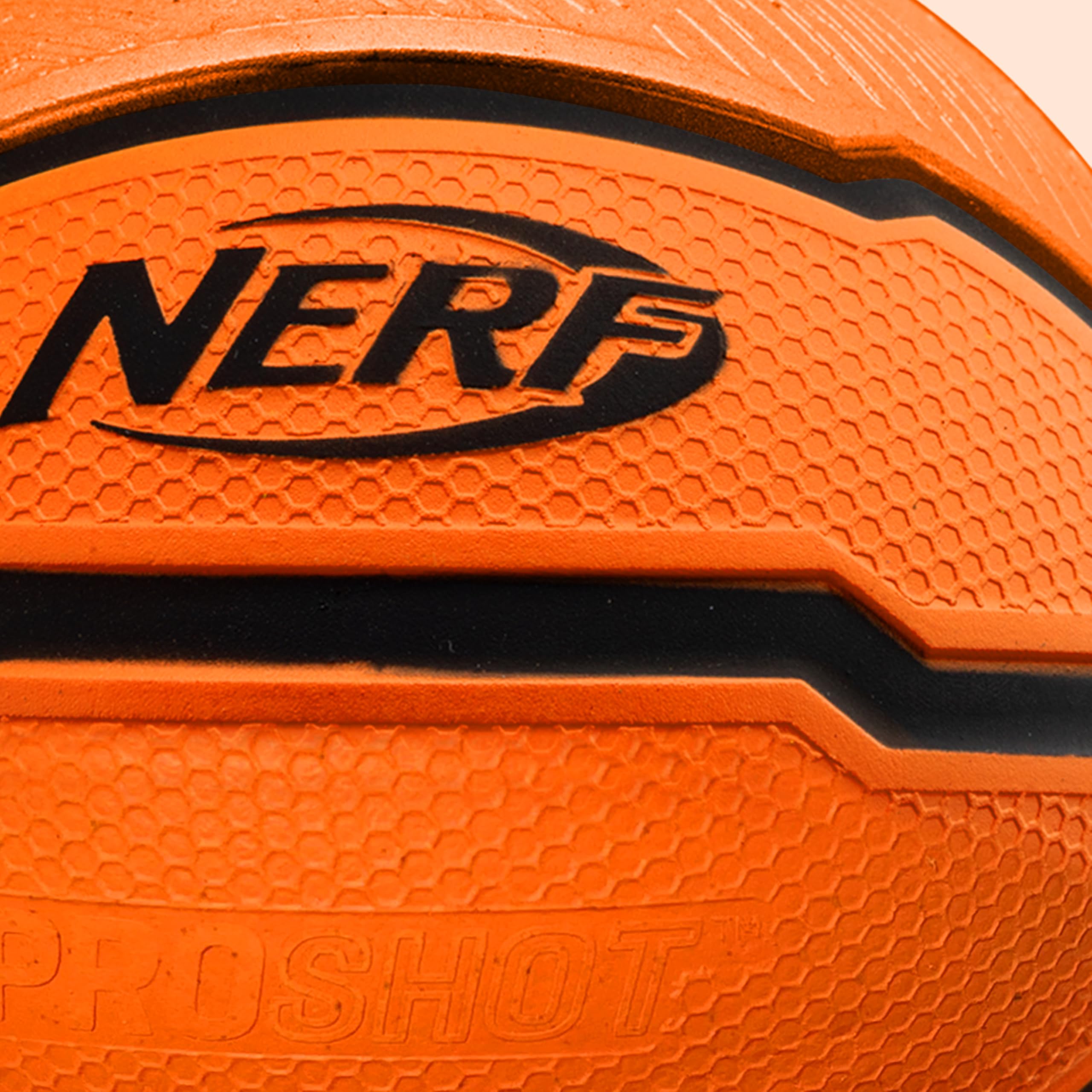 NERF escena familiar jugando en sala, diversión segura para todas las edades