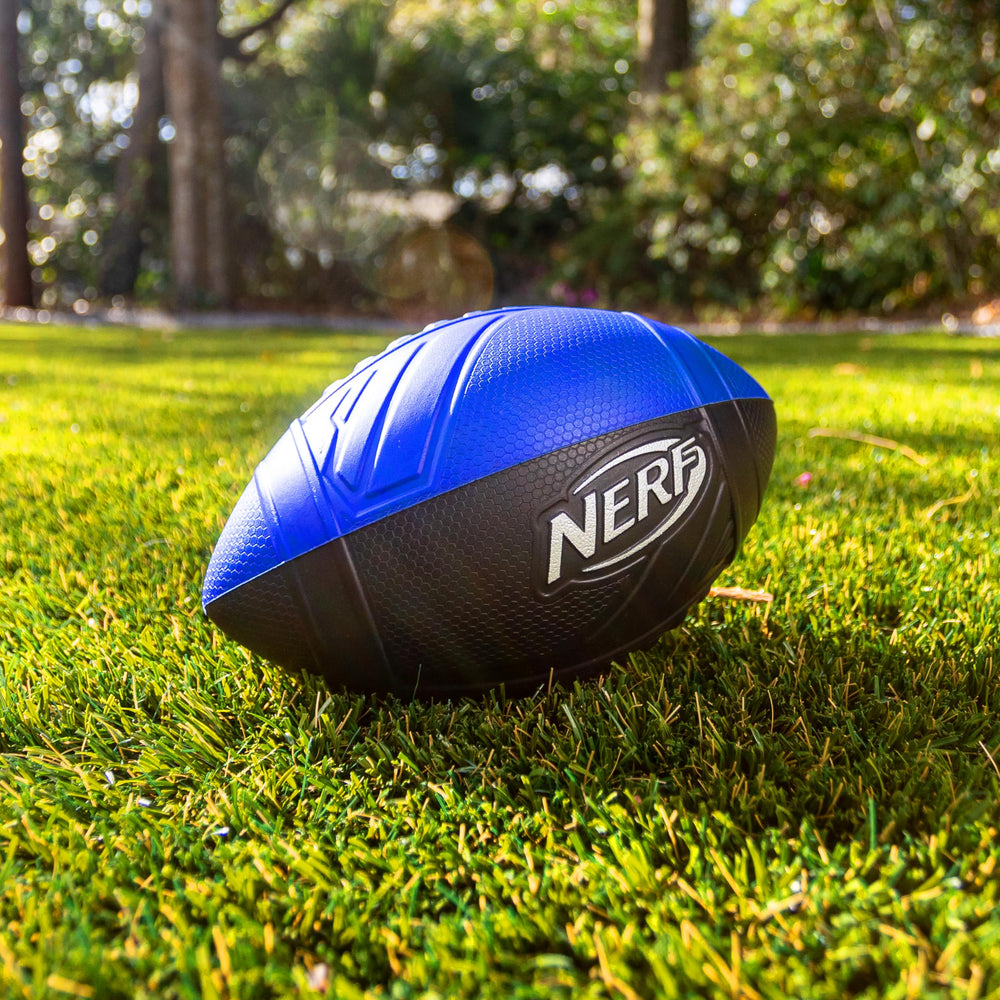 NERF niños jugando en parque con pelota, diversión segura al aire libre