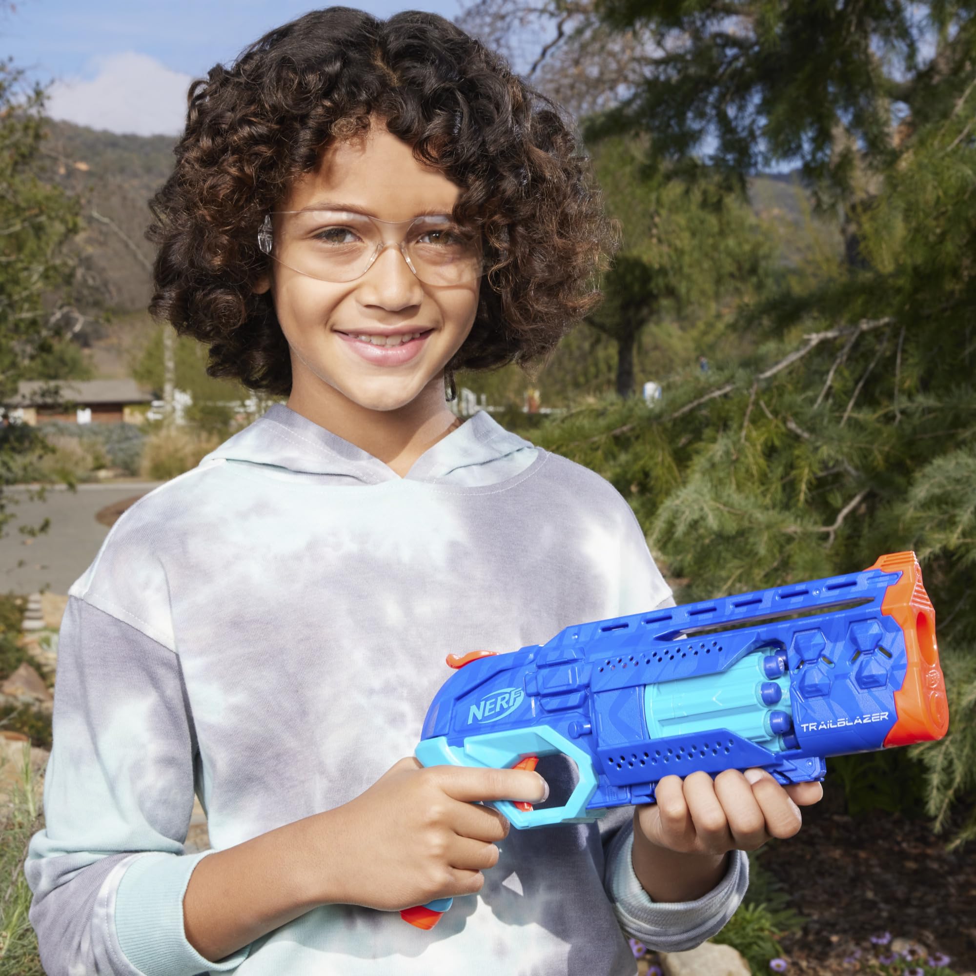 Nerf Trailblazer en mano demuestra tamaño ergonómico y control