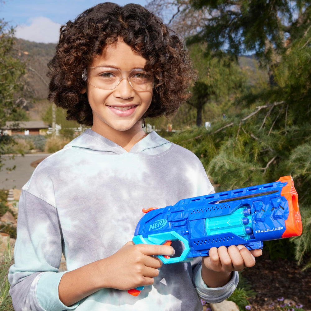 Nerf Trailblazer en mano demuestra tamaño ergonómico y control