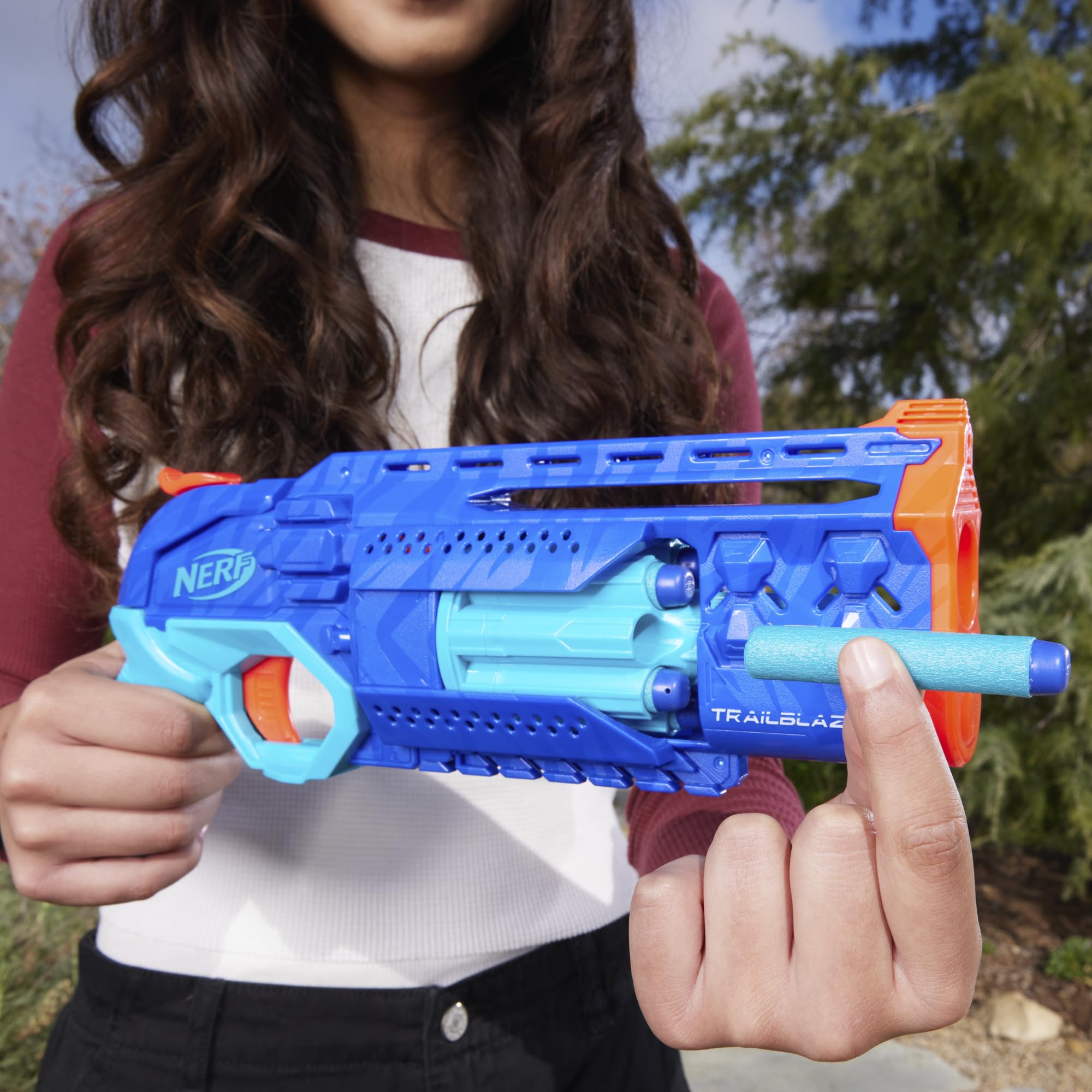 Nerf Trailblazer martillo en acción muestra primado fácil y seguro