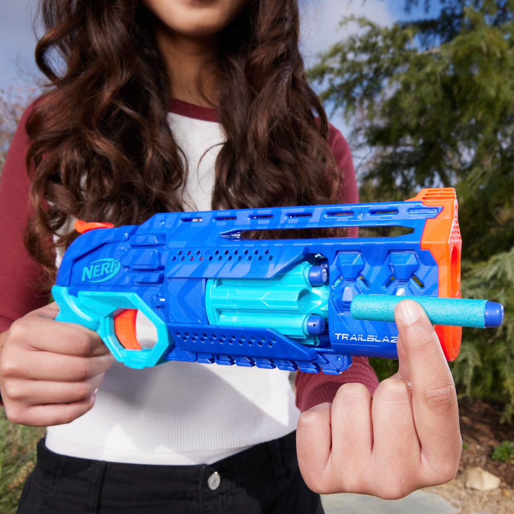 Nerf Trailblazer martillo en acción muestra primado fácil y seguro