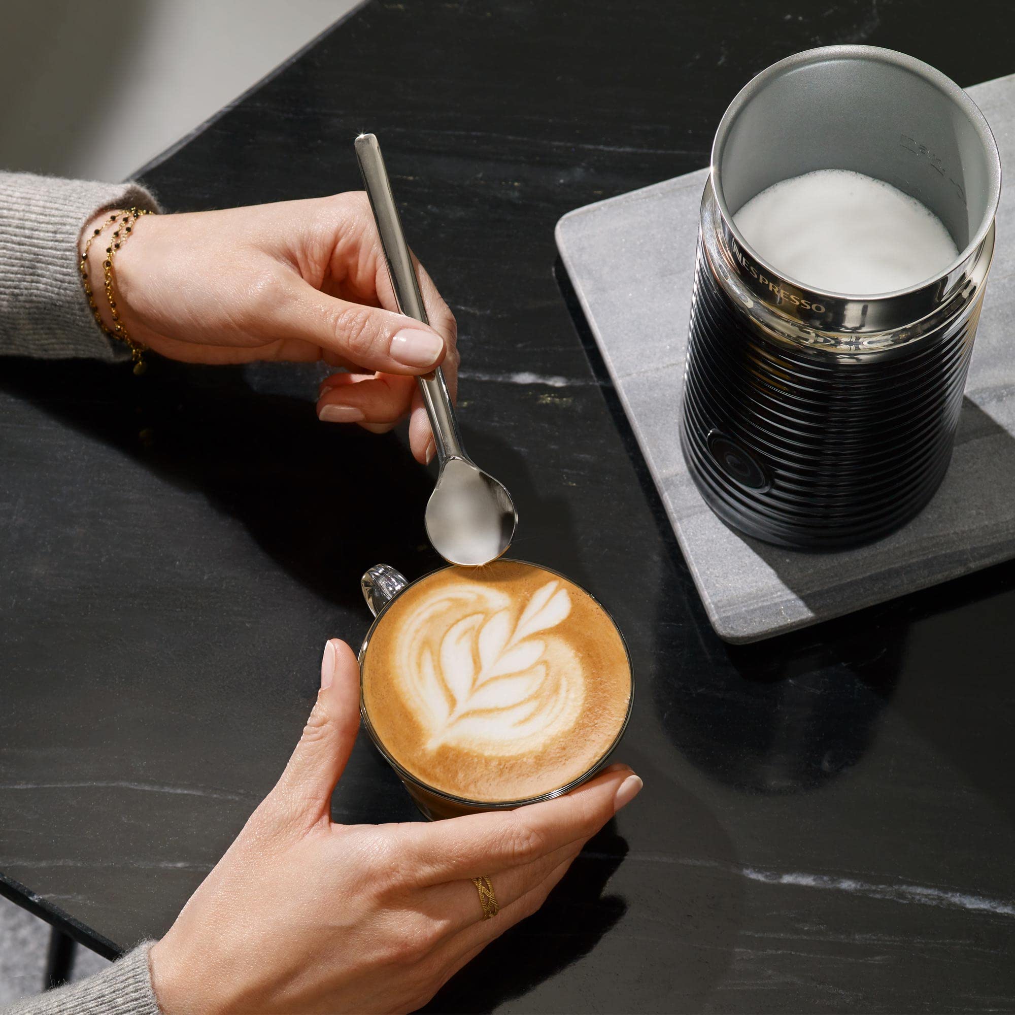 Nespresso Aeroccino 3 en cocina moderna, aporta estilo y funcionalidad