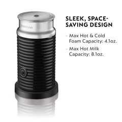 Nespresso Aeroccino 3 junto a taza y jarra para comparar tamaño práctico