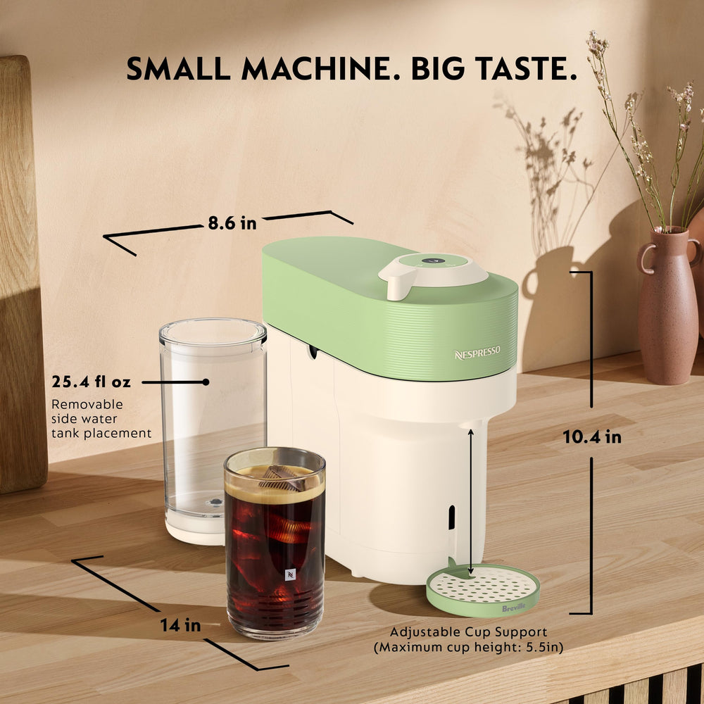 Comparación de escala Nespresso Vertuo Pop+ junto a taza para ver tamaño real