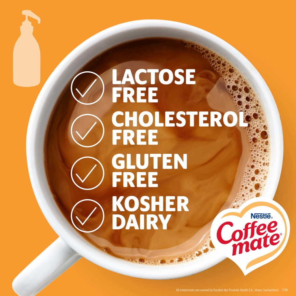 Nestle Coffee mate una bomba vertida en taza de café mostrando mezcla rápida