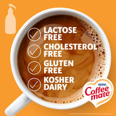 Nestle Coffee mate una bomba vertida en taza de café mostrando mezcla rápida