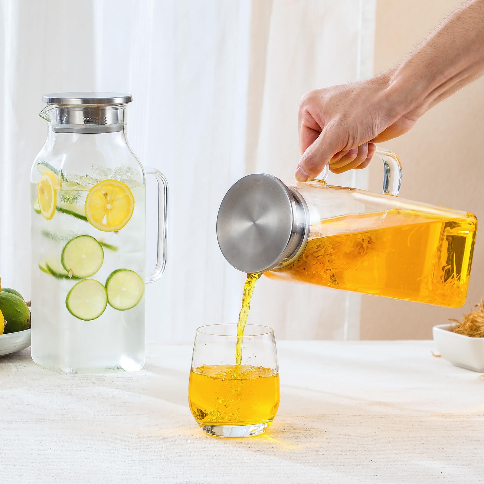 NETANY escala junto a un vaso para visualizar tamaño y capacidad
