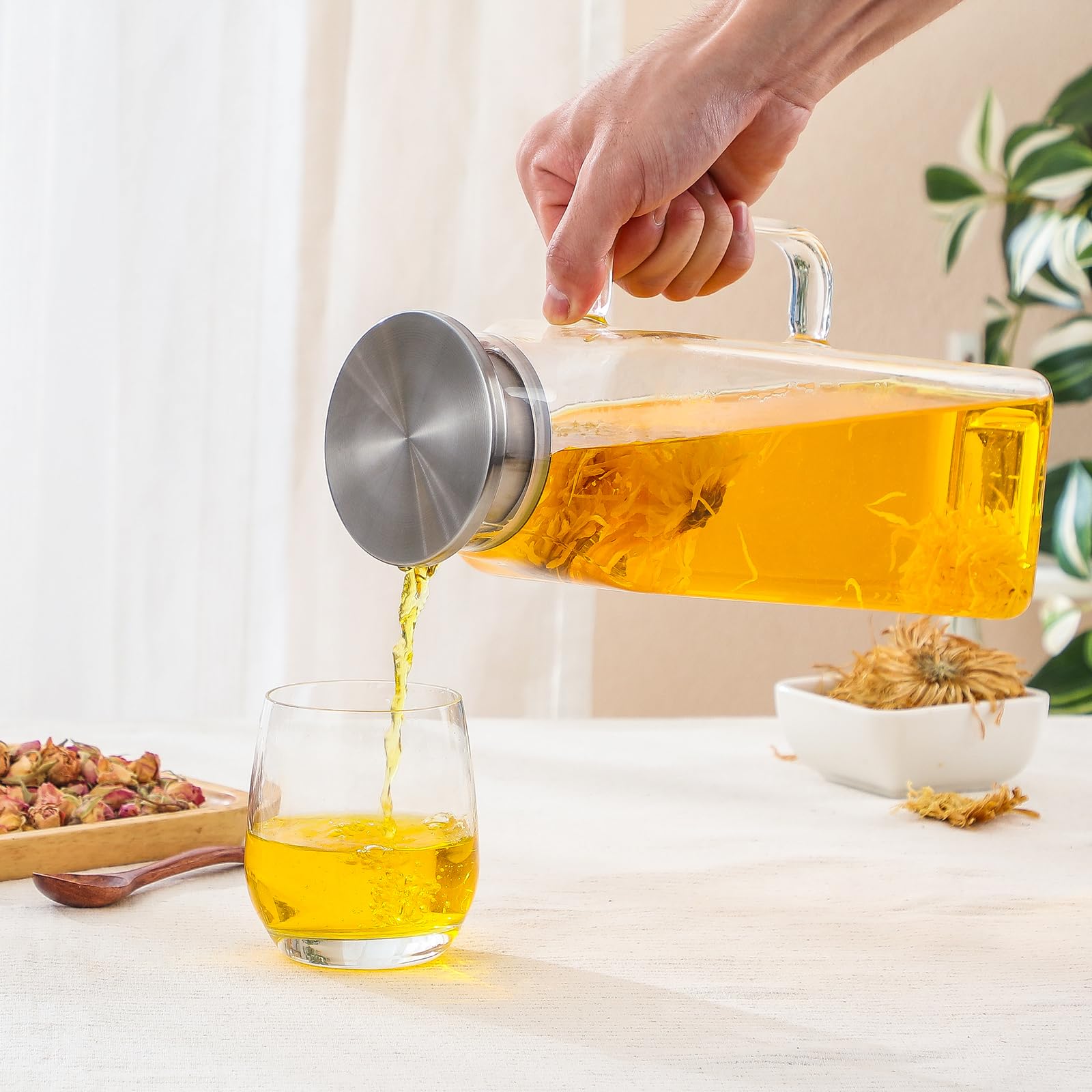 NETANY jarra junto a una taza para comparar tamaño y escala