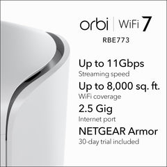 NETGEAR Orbi 770 satélite colocado en estantería para señal extendida