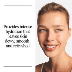 Neutrogena persona aplicando el sérum en rostro para hidratación diaria