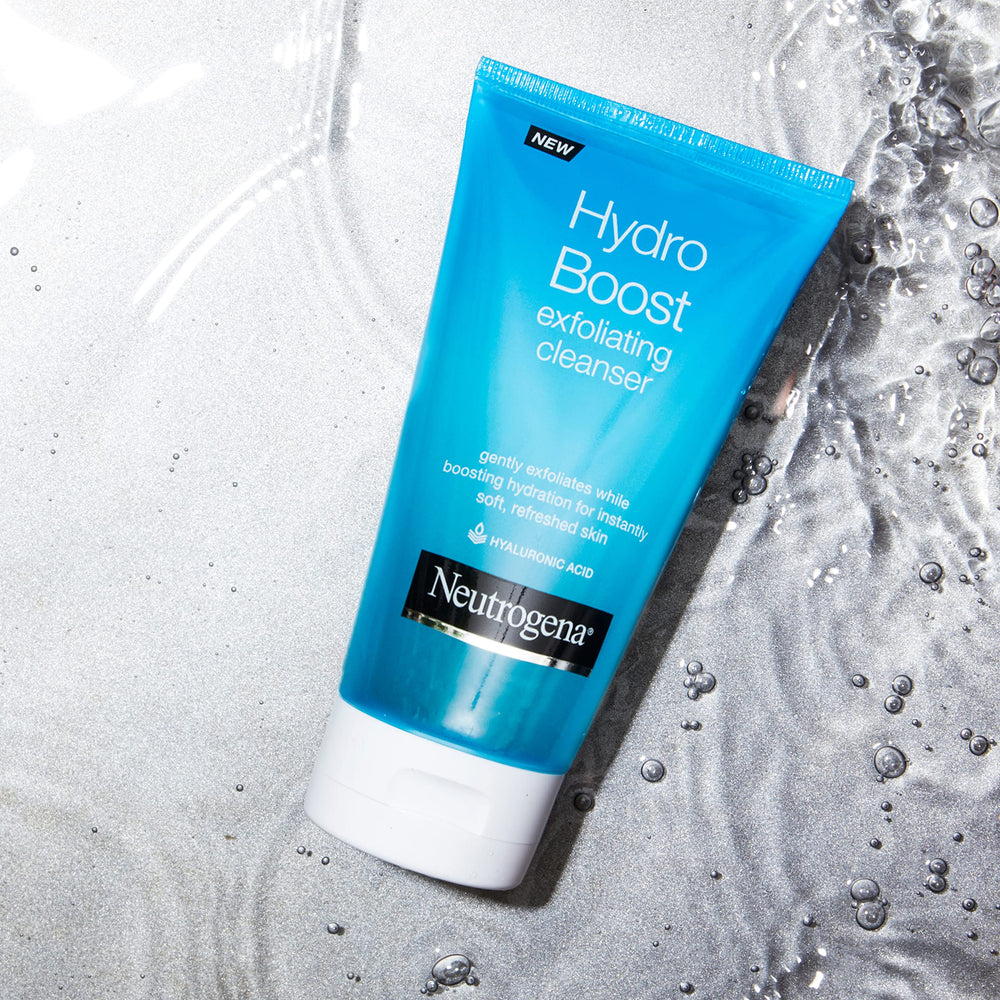 Neutrogena producto en uso en rostro demostrando limpieza suave e hidratación