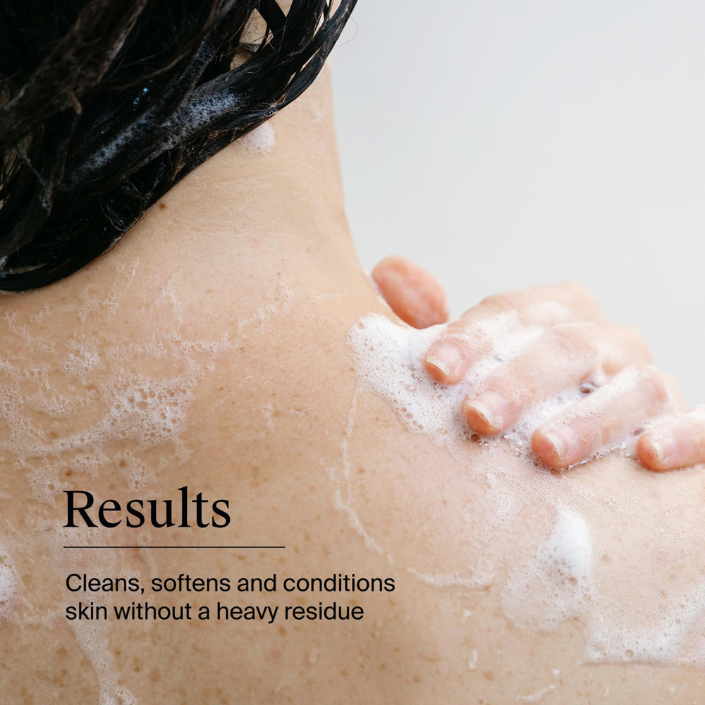 Neutrogena gel aplicado en esponja para una limpieza eficiente y suave
