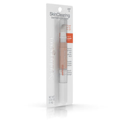 Neutrogena corrector en la mano para comparar tamaño y traslado en bolso