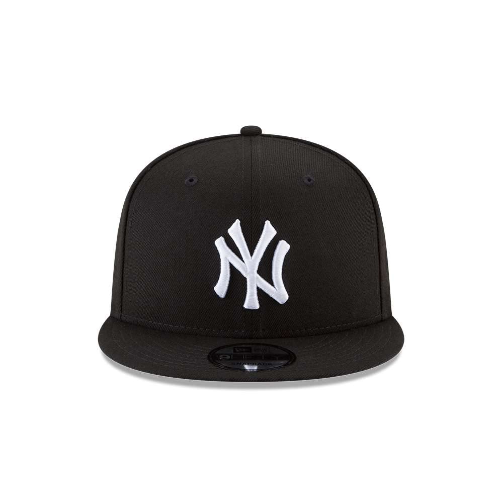 New Era detalle del bordado en alto relieve mostrando calidad y contraste