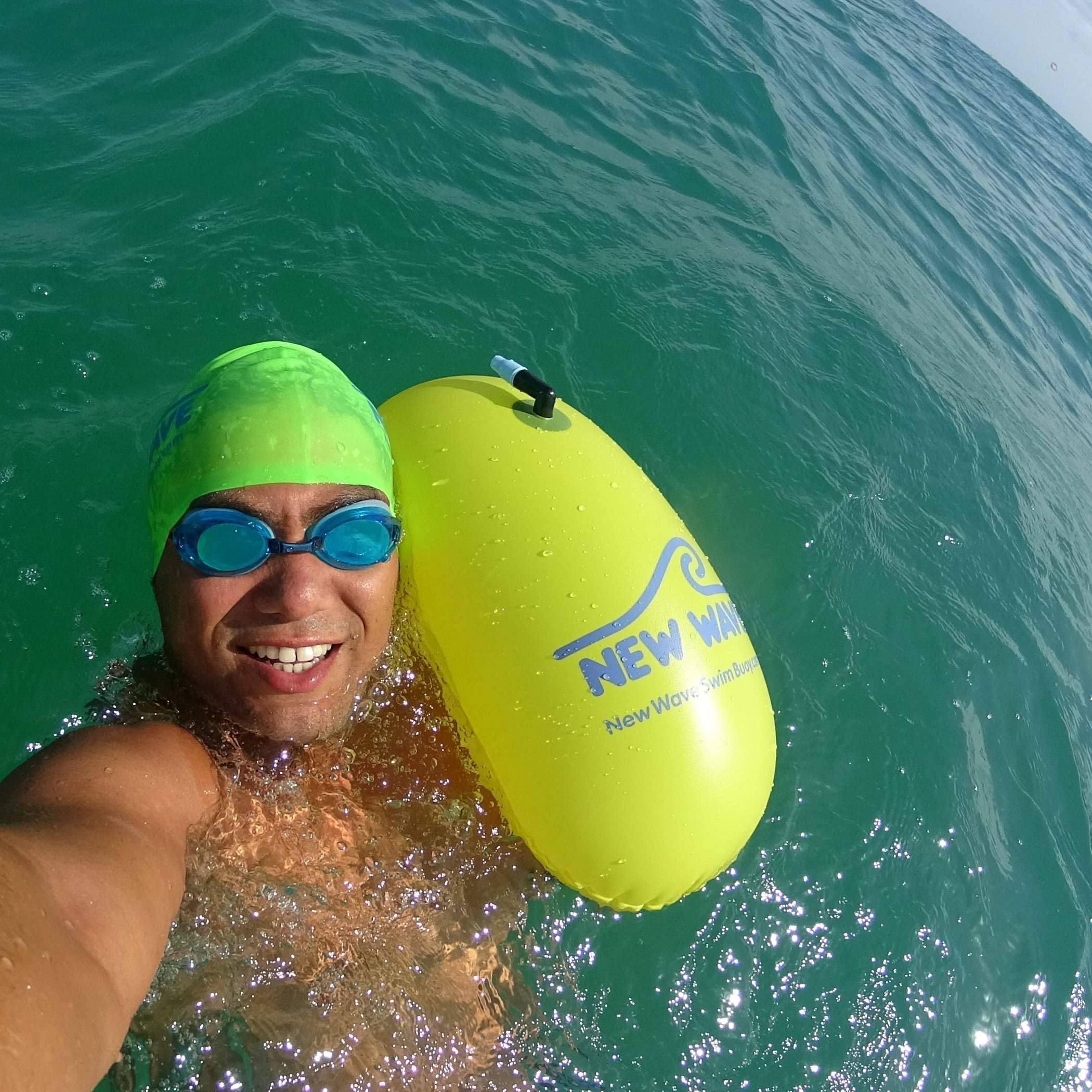 New Wave Swim Bubble comparación de tamaño en mano para escala