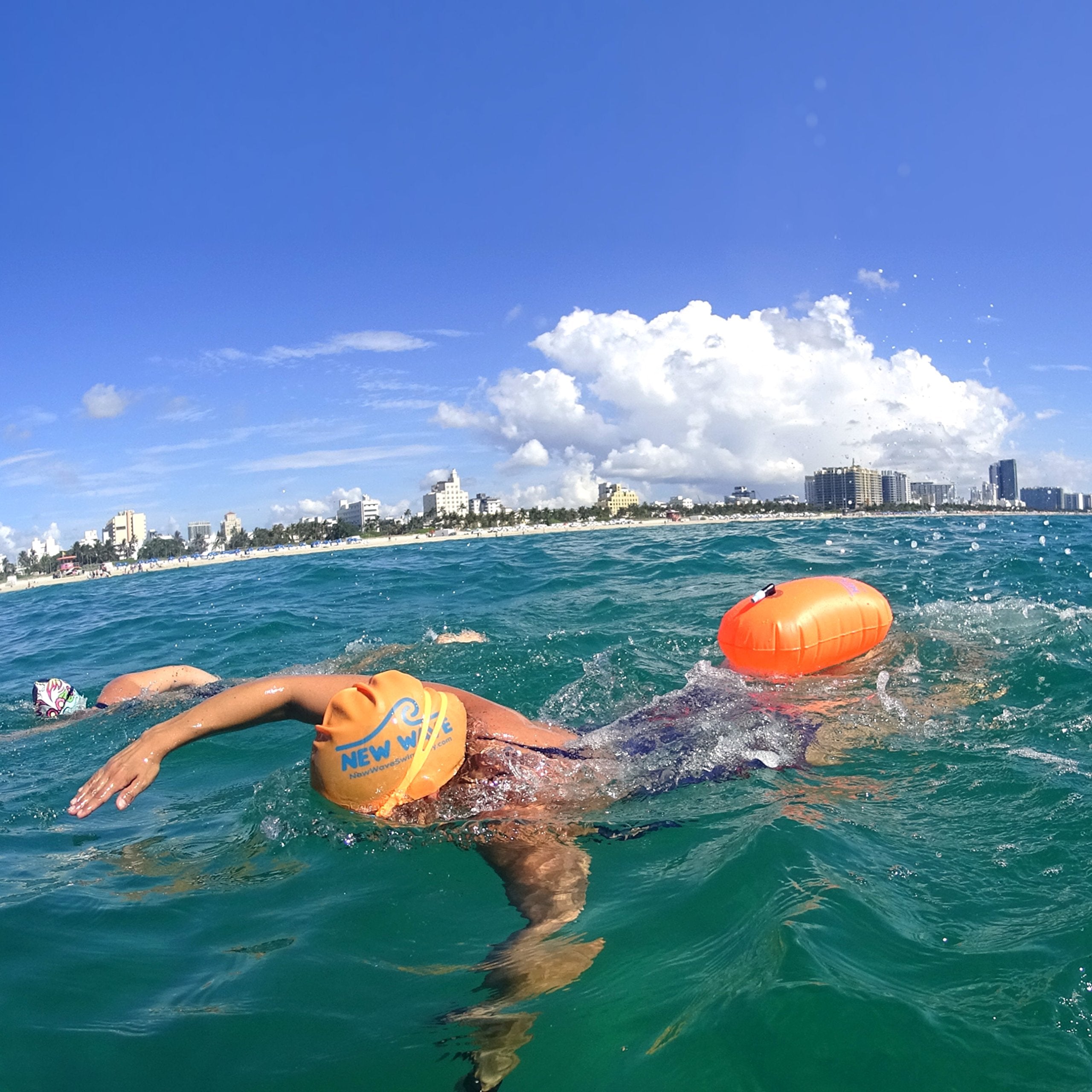 New Wave Swim Bubble junto a gorro New Wave realzando visibilidad conjunta