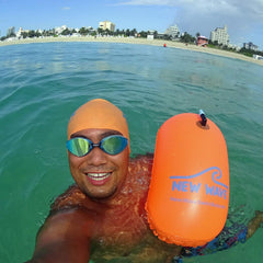 New Wave Swim Bubble remolcada por nadador demostrando mínima resistencia