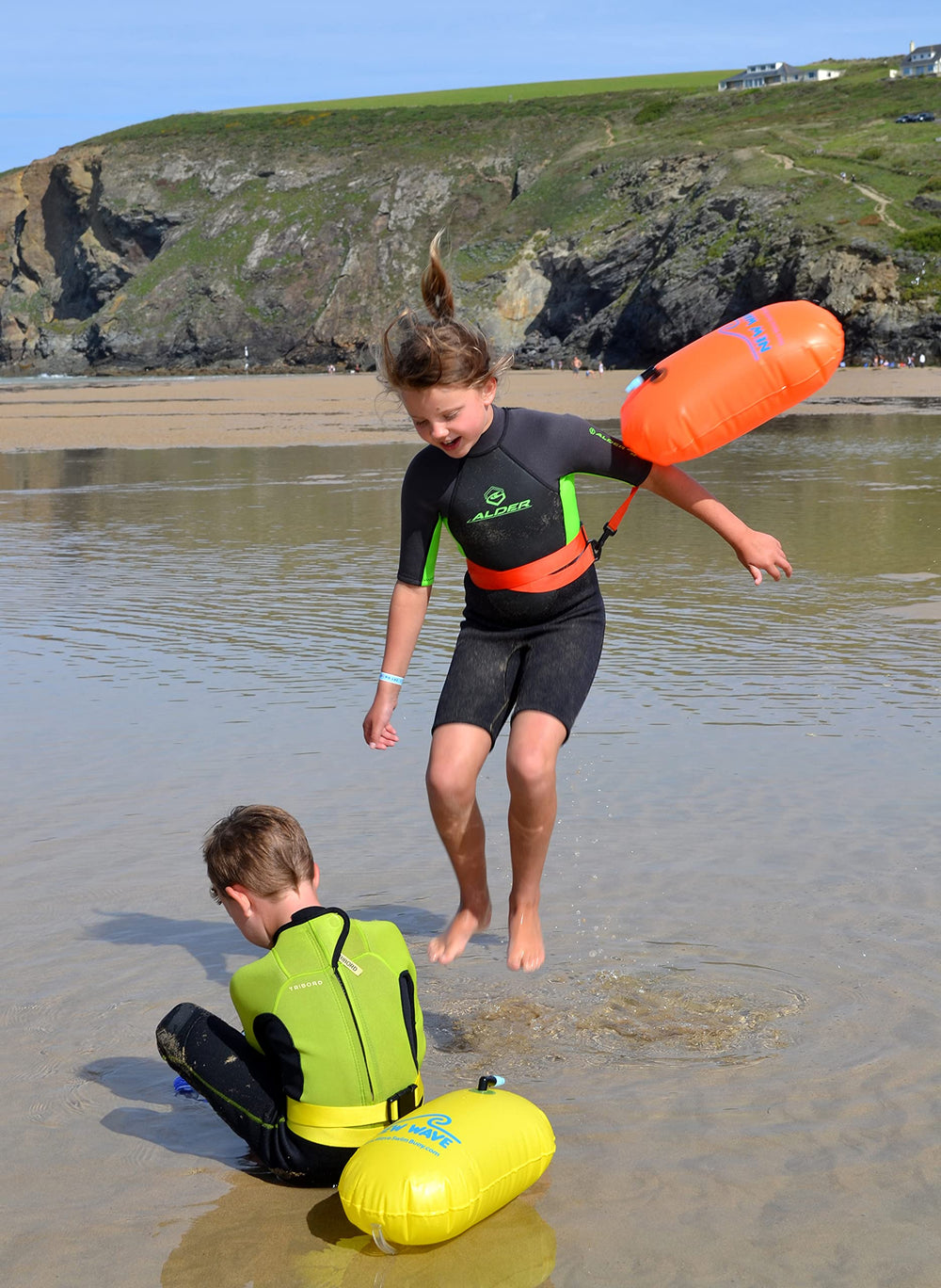 New Wave Swim Bubble en entorno de playa mostrando uso real y seguridad