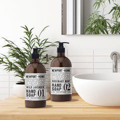 Home & Body Company botella junto al lavabo mostrando tamaño generoso