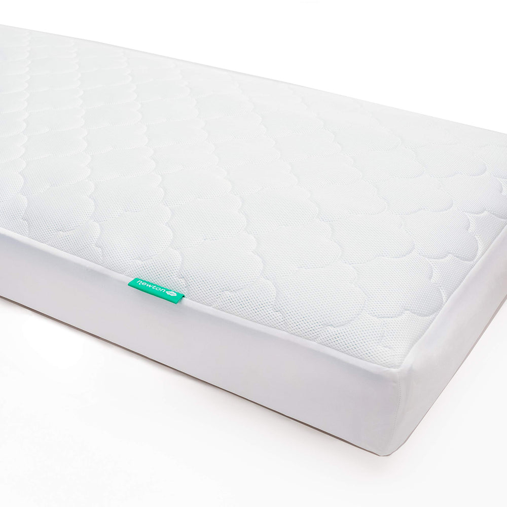 Newton Baby protector frontal en empaque mostrando ajuste perfecto y protección impermeable