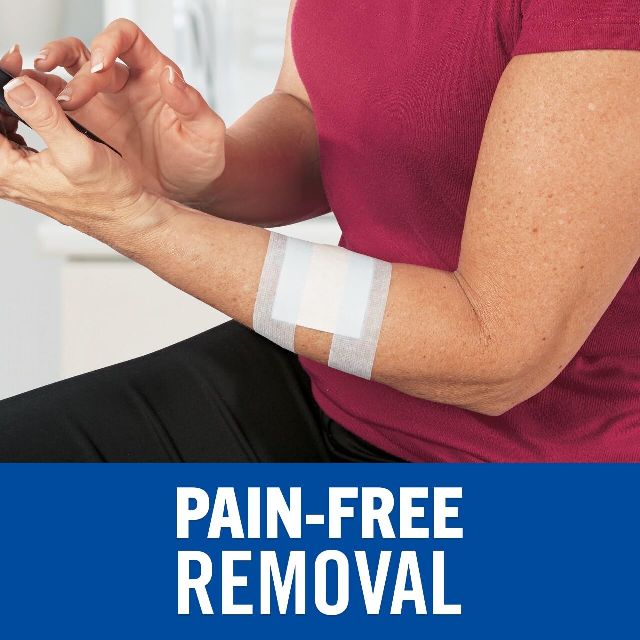 Nexcare rollo en mano demostrando tamaño práctico y fácil manejo