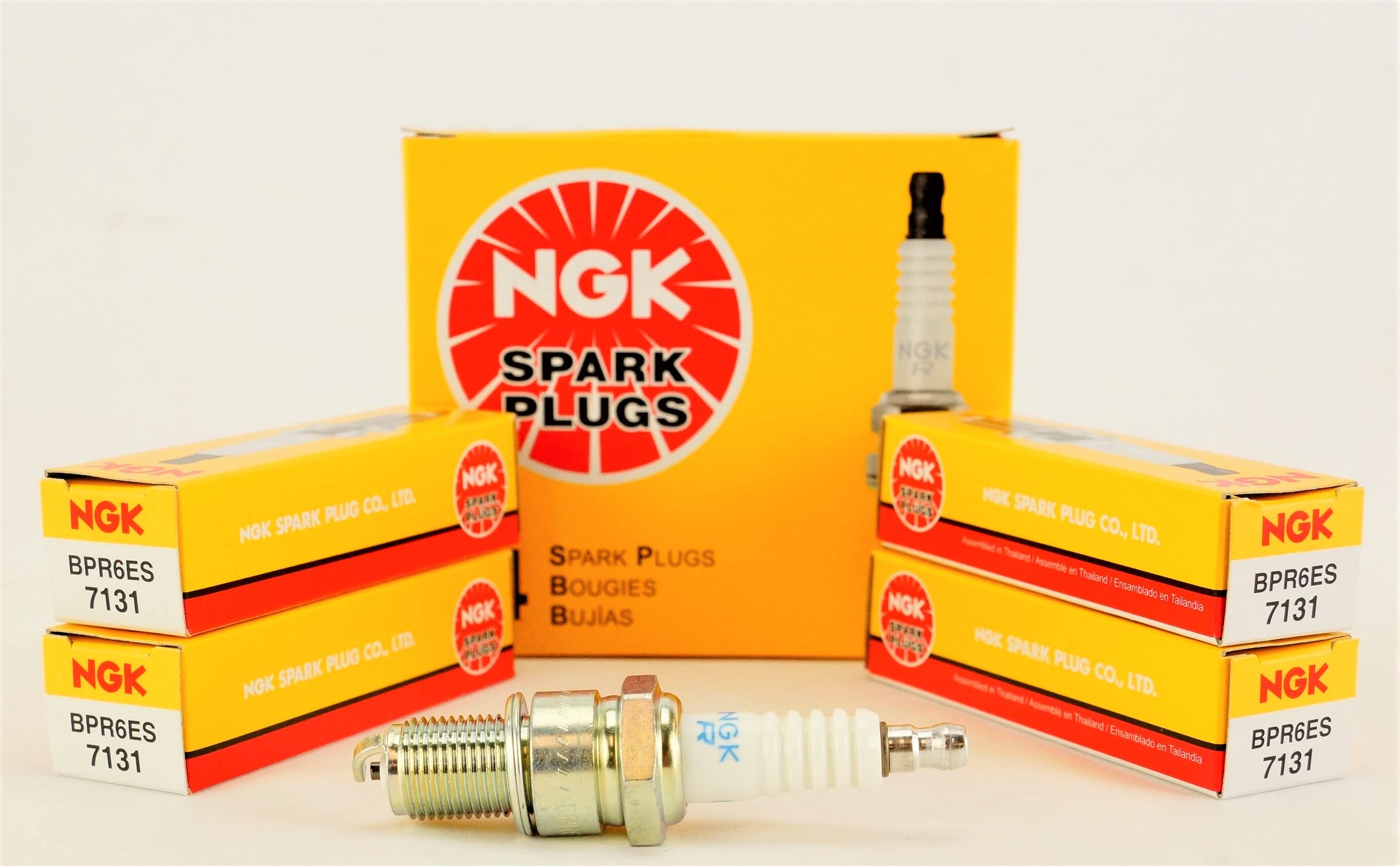 NGK BPR6ES frontal del paquete con cuatro bujías, fiabilidad a la vista
