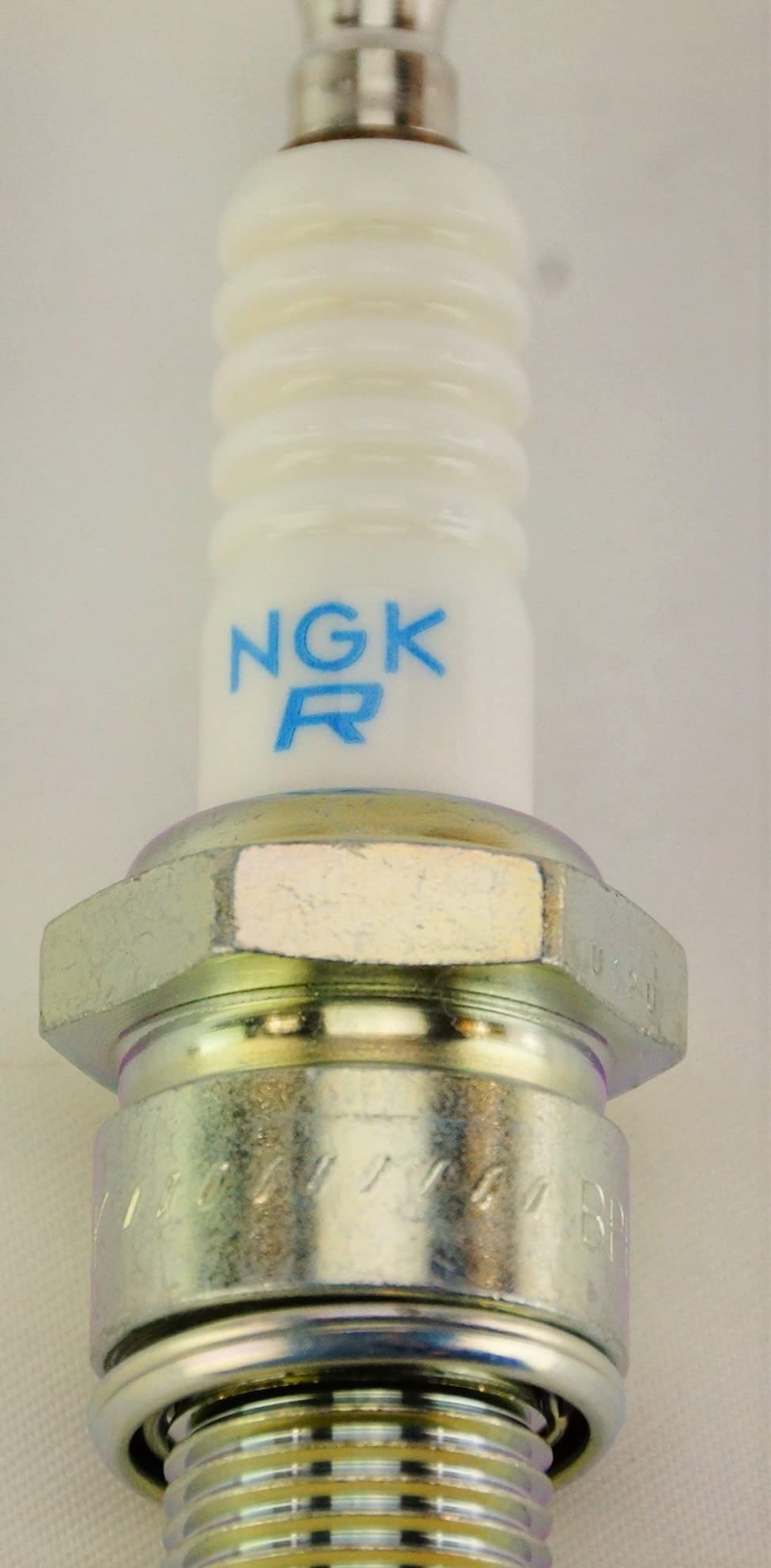 NGK BPR6ES rosca y triple junta mostrando sello contra fugas