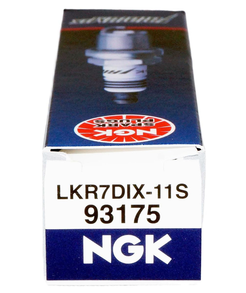 NGK bujía instalada en cabezal de motor demostrando ajuste y uso real