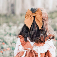 Niceye moño colocado en coleta de niña para estilo diario