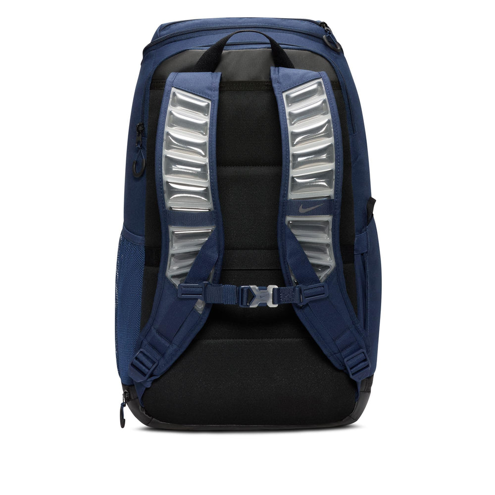 Nike Varsity Elite compartimento principal abierto con balón y ropa, capacidad visible