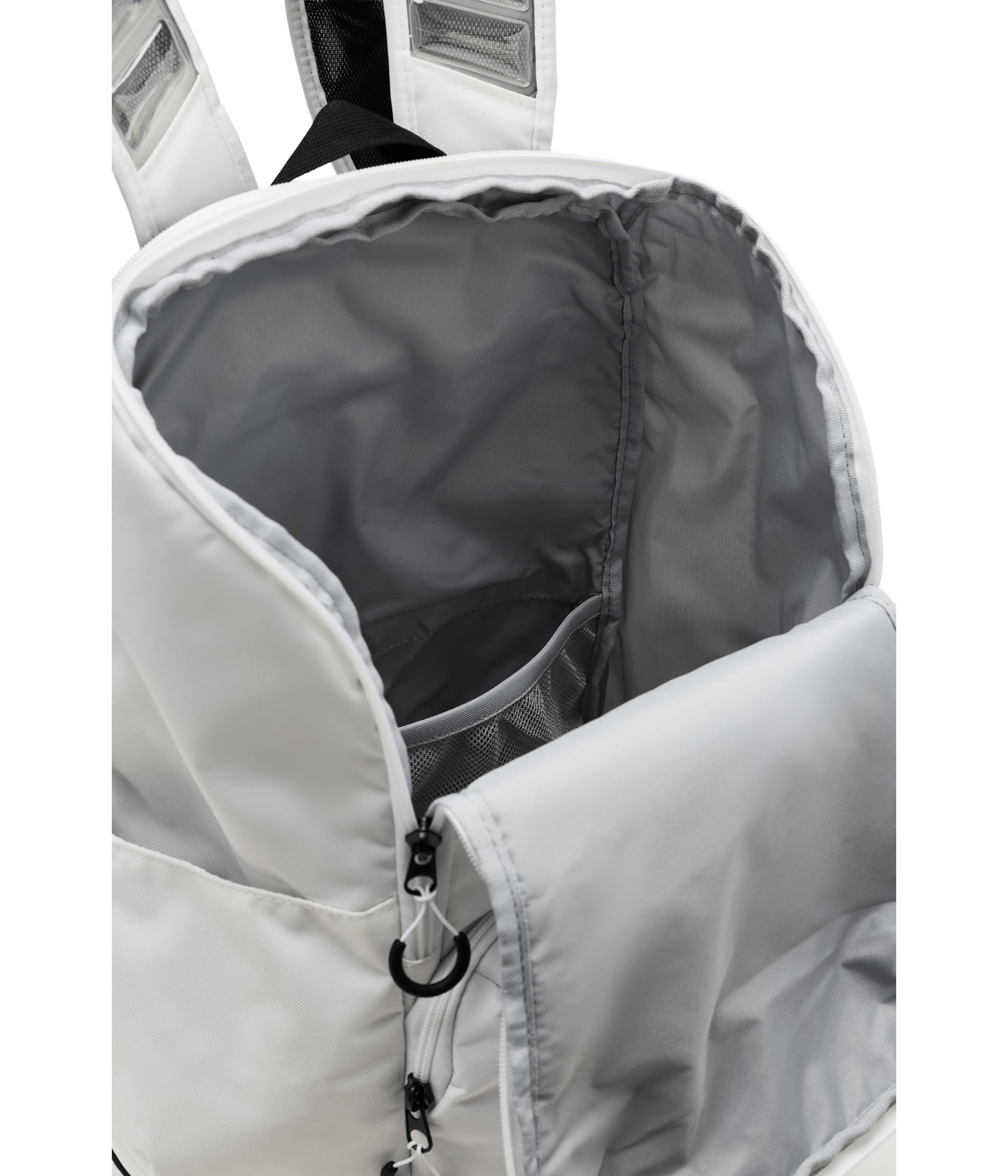 Nike mochila colocada sobre trolley para transporte cómodo en viajes