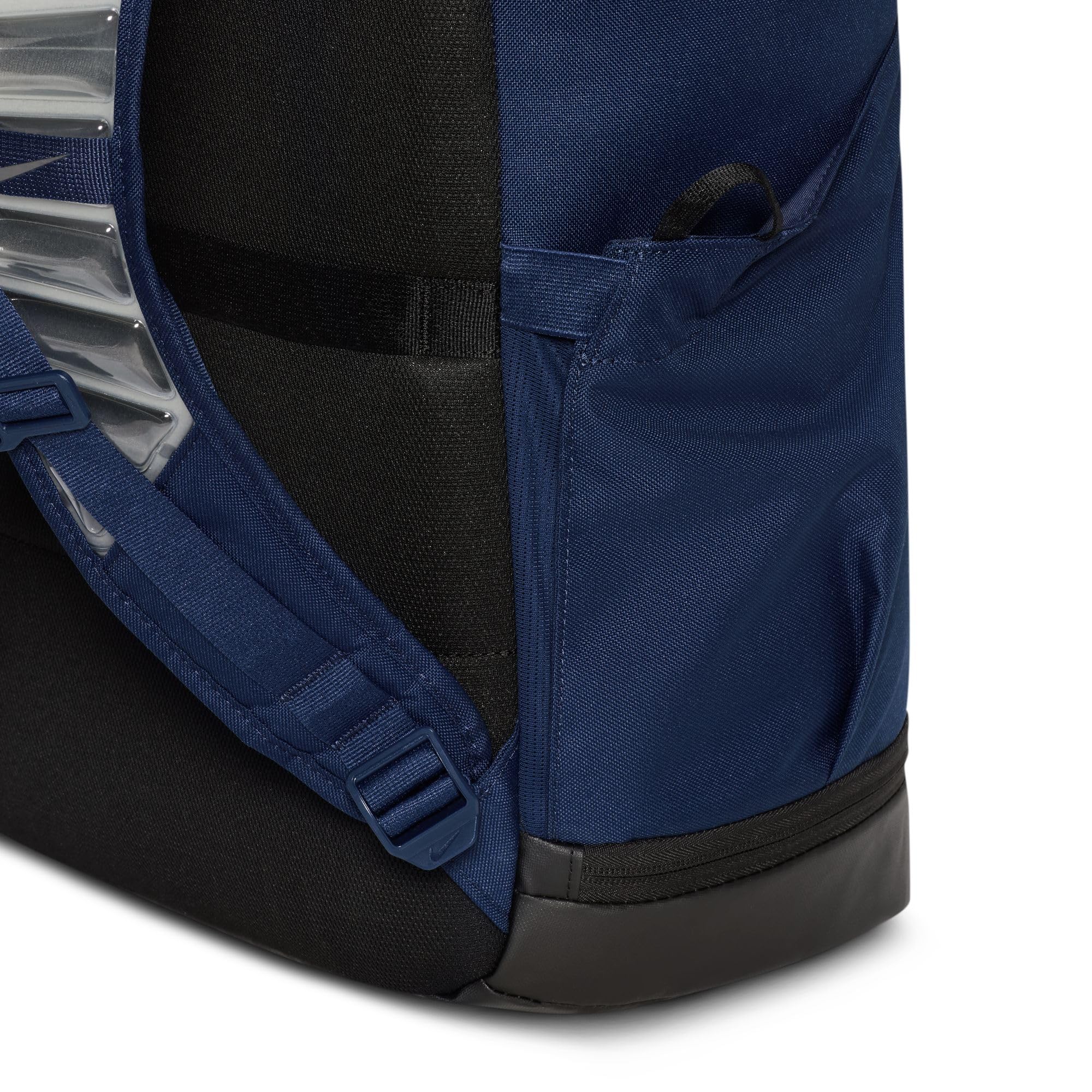 Nike Varsity Elite mochila en uso en cancha con jugador, diseño pensado para baloncesto