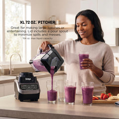 Ninja BL610 en uso preparando un smoothie cremoso para varios vasos
