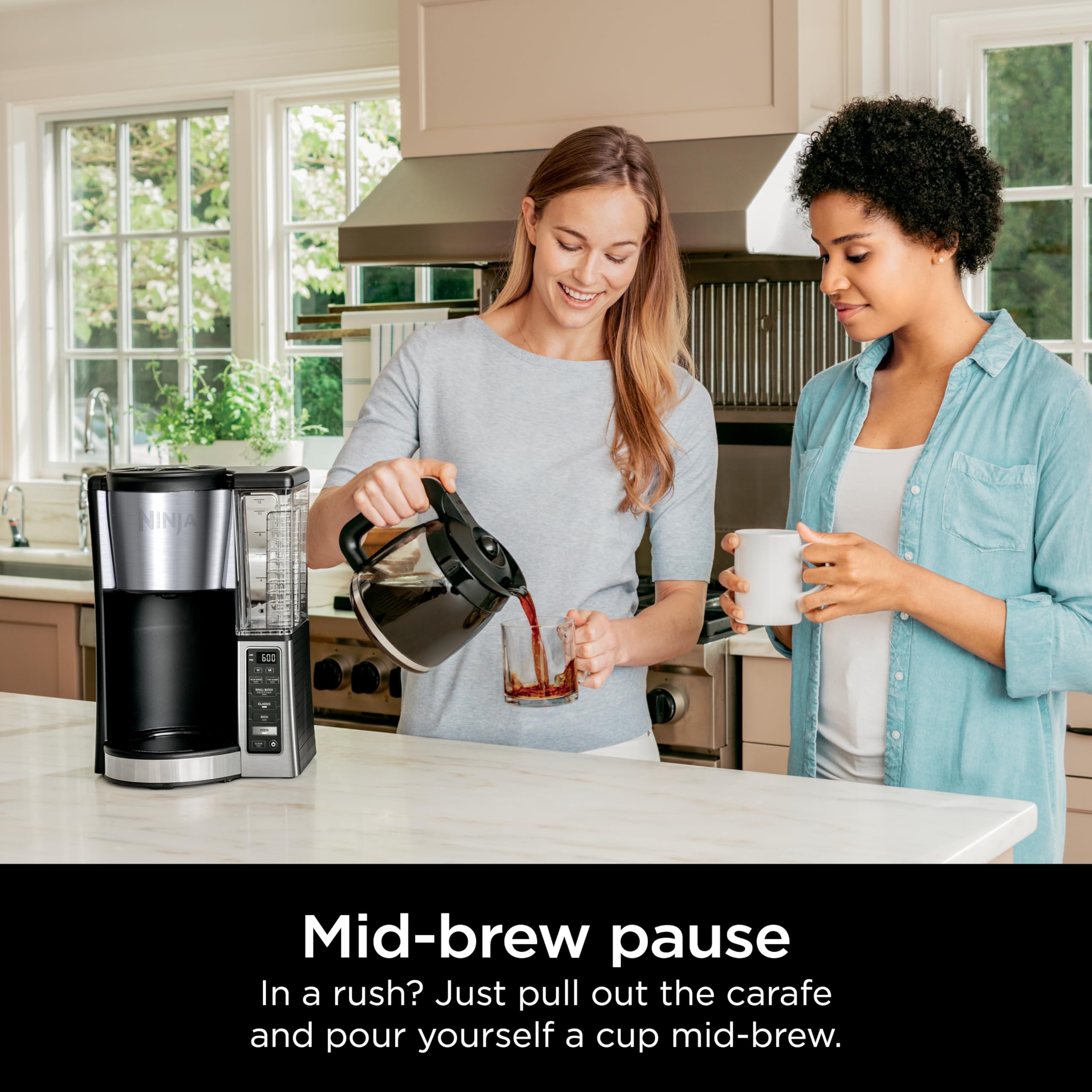 Ninja en cocina estilo de vida con taza servida, conveniencia diaria para hogares