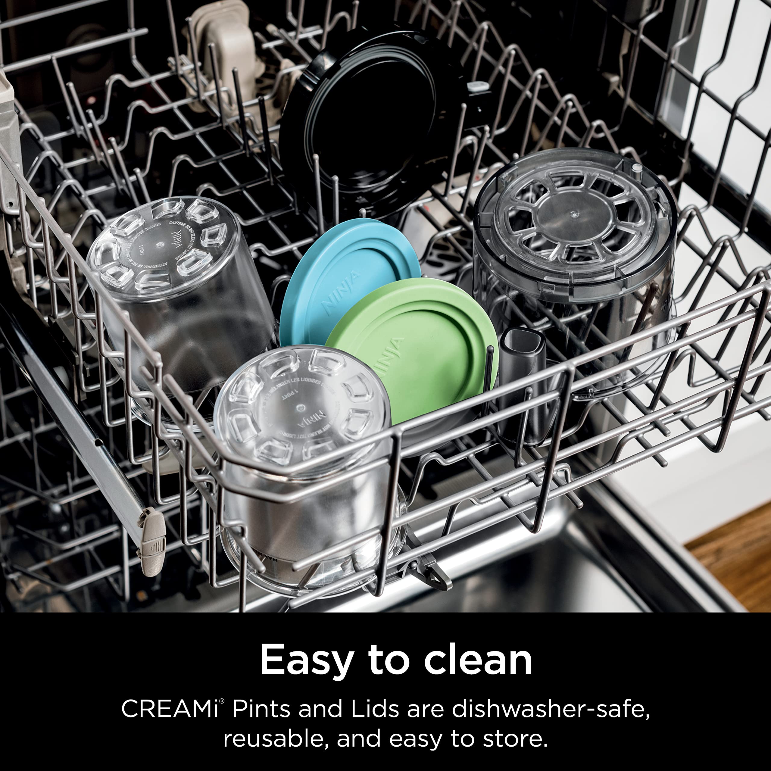 Lifestyle en cocina con Ninja CREAMi pints listos, ideal para preparar helados caseros